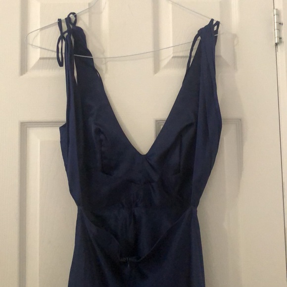 “Elegant Silk Prom Dress – Timeless Glamour” - Picture 4 of 8